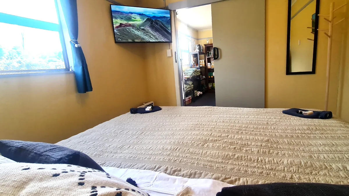 Cali King & Netflix — view from the bed
