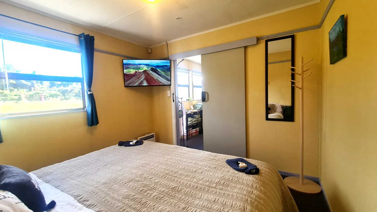 Cali King & Netflix — the bed and smart TV